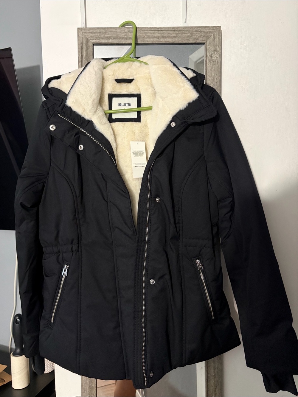Hollister Women's Black Puffer Jacket with Cream Faux-Fur Lining